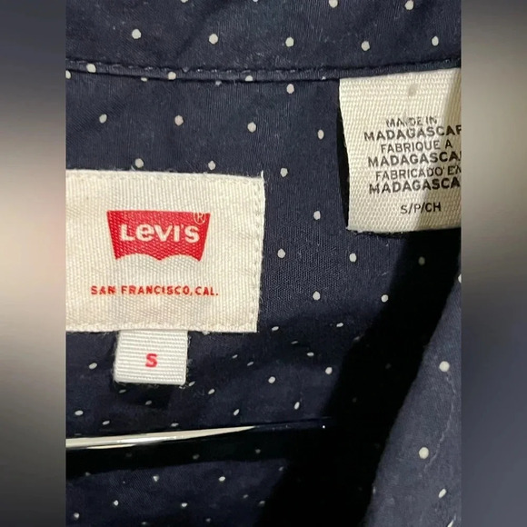 LEVI’S CLASSIC ONE POCKET SHIRT
Blue color size small pit to pit 20” - Picture 5 of 12